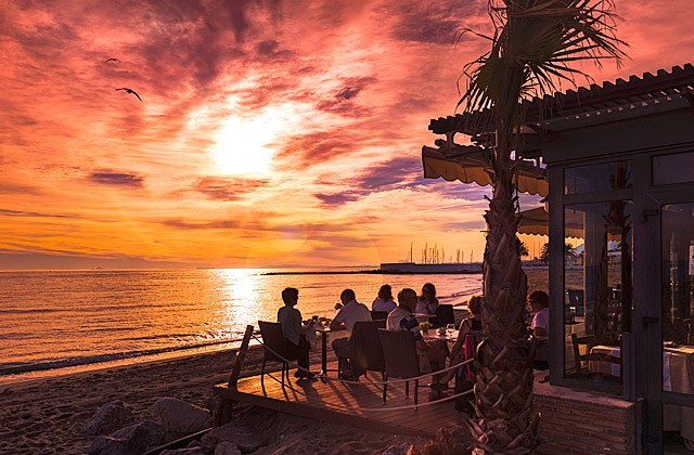 Puesta de sol en el restaurante en la playa Fuerte Marbella